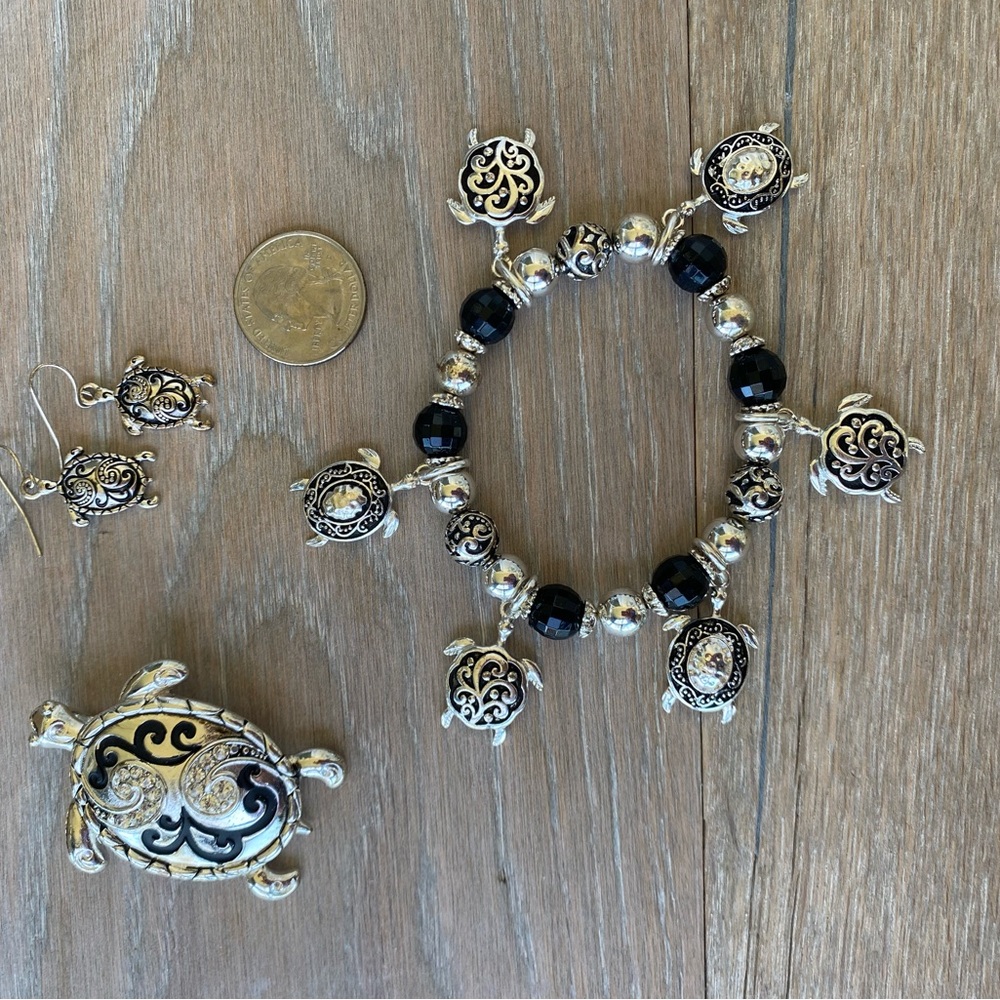 Charming Silvertone and Black Beaded Bracelet, Earrings and Pendant.